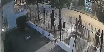 Los ladrones llegaron en moto y le dispararon a "quemarropas".