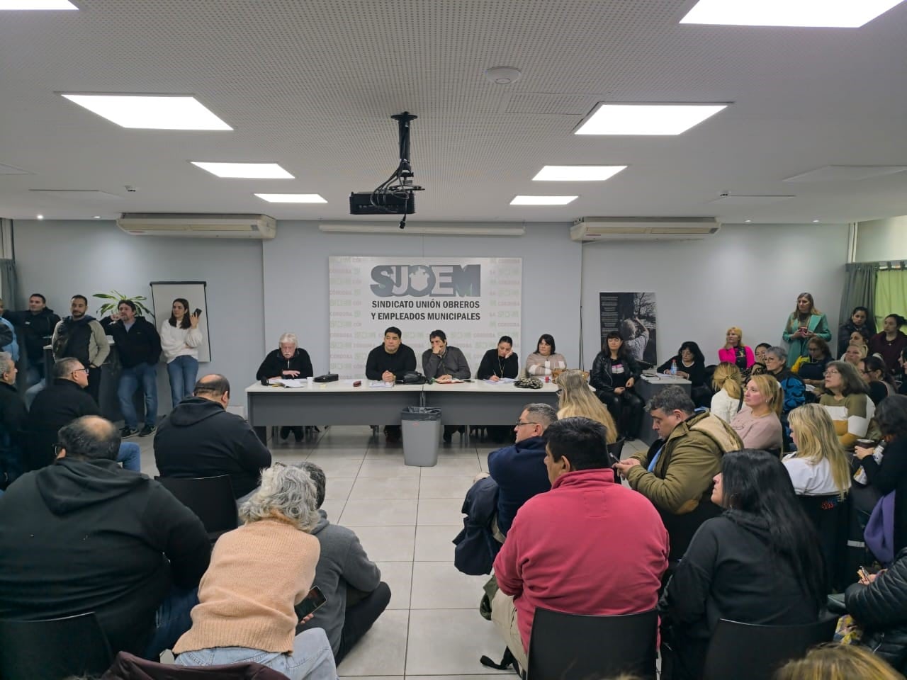 Asamblea. Más de 350 delegados participaron de la asamblea en la cual se aprobó la oferta salarial del 13,5% de aumento hasta fin de año.