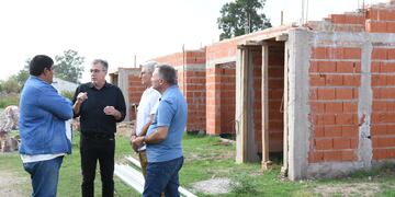 Luis Castellano recorrió la construcción de viviendas en el 2 de abril