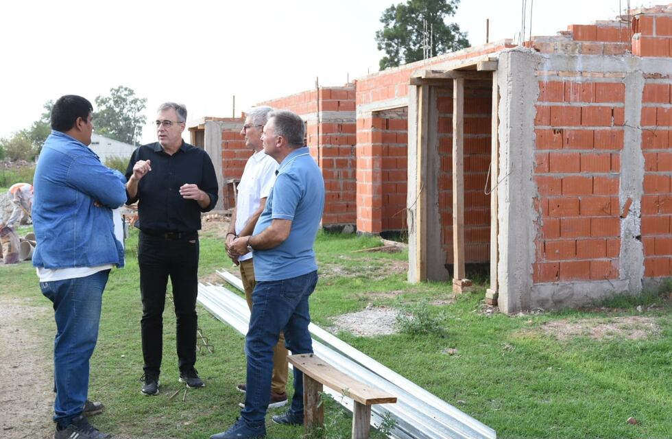 Luis Castellano recorrió las 28 viviendas que se construyen en el 2 de abril