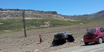 Una mujer viajaba con sus tres hijos cuando el auto se despisto y tras varios tumbos quedó boca arriba. No hubo heridos