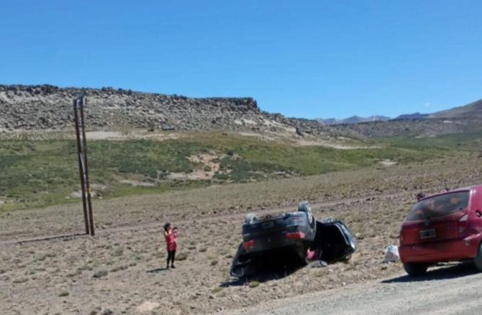 Milagro en la Ruta 13: viajaba con sus hijos, el auto despistó y volcaron pero no hubo heridos
