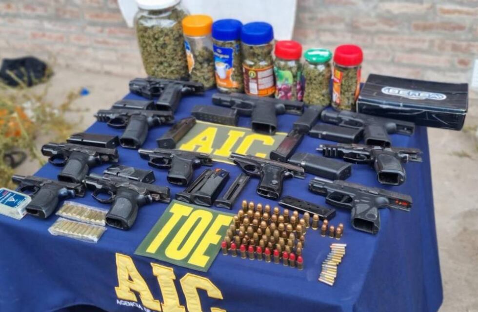 Desbaratan un aguantadero de armas y detienen a dos personas