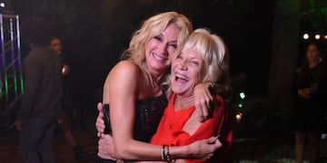 Latorre compartió el momento en que vacunaron a su madre en Miami con la segunda dosis.