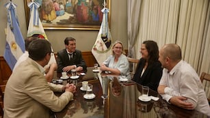 El gobernador Carlos Sadir y la consejera departamental de Vienne, Sybil Pécriaux (ambos al centro), en la reunión mantenida en la Casa de Gobierno.