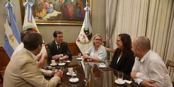 El gobernador Carlos Sadir y la consejera departamental de Vienne, Sybil Pécriaux (ambos al centro), en la reunión mantenida en la Casa de Gobierno.