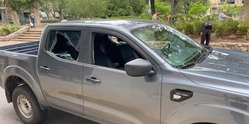 Motochorros le reventaron los vidrios de la camioneta para robarle un bolso con dinero.