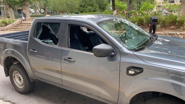 Motochorros le reventaron los vidrios de la camioneta para robarle un bolso con dinero.