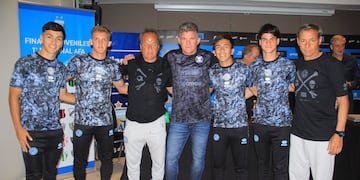 Luis Fabián Artime y los capitanes de las categorías que disputarán las finales en Juveniles.