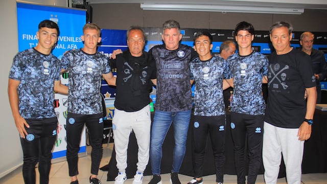 Luis Fabián Artime y los capitanes de las categorías que disputarán las finales en Juveniles.