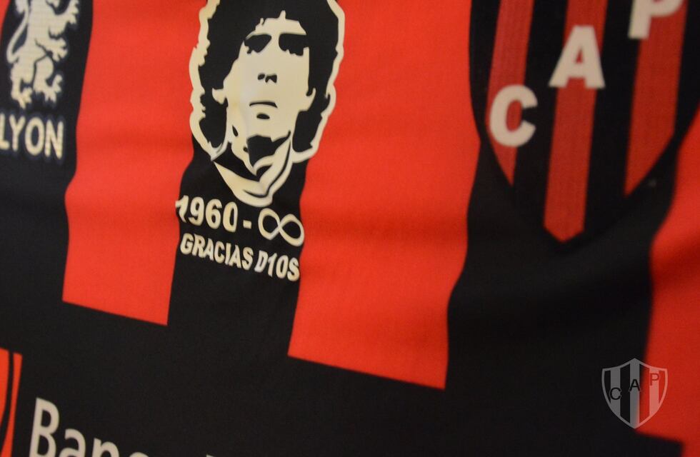 Patronato rinde homenaje a Maradona en el pecho de su camiseta