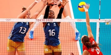 Nataliya Goncharova (ROC) remata ante el bloqueo argentino de Erika Mercado y Farriol, en el partido que Las Panteras enfrentaron a Rusia (ROC) en los Juegos Olímpicos.