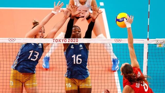 Nataliya Goncharova (ROC) remata ante el bloqueo argentino de Erika Mercado y Farriol, en el partido que Las Panteras enfrentaron a Rusia (ROC) en los Juegos Olímpicos.