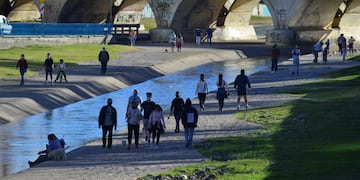 costanera del rio suquia familia con niños y adultos en la salida el primer día de la vuelta a las caminatas de esparcimiento en cordoba capital foto ramiro pereyra