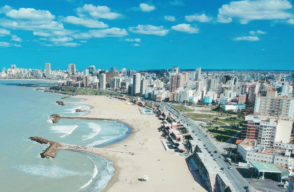 Cuánto cuesta viajar a Mar del Plata: las opciones para ir en auto, micro o tren en el verano 2026