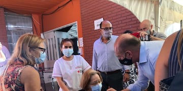 El gobernador Omar Perotti estuvo en la Esquina Encendida de Santa Fe, donde empezaron a vacunar a mayores de 90 años. (@omarperotti)