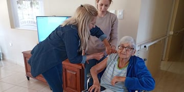 Inmunizan contra la gripe y la neumonía a adultos mayores en Oberá.