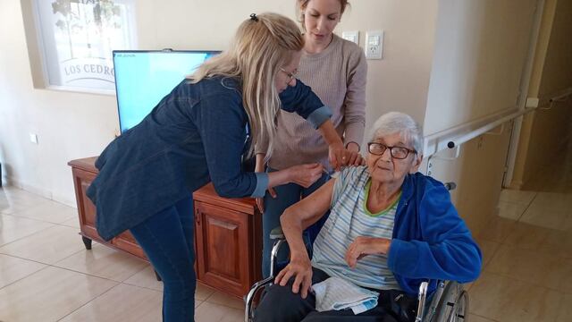 Inmunizan contra la gripe y la neumonía a adultos mayores en Oberá.