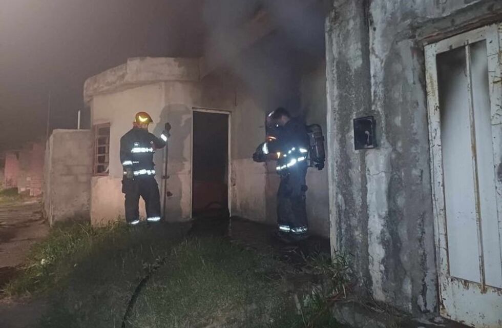 Otra vez Villa El Nailon: incendiaron la casa de la mujer que filmó el enfrentamiento armado entre barras