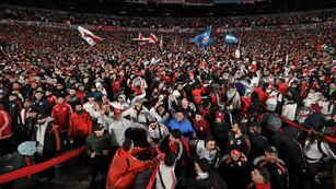 La hinchada celebrando el campeonato.