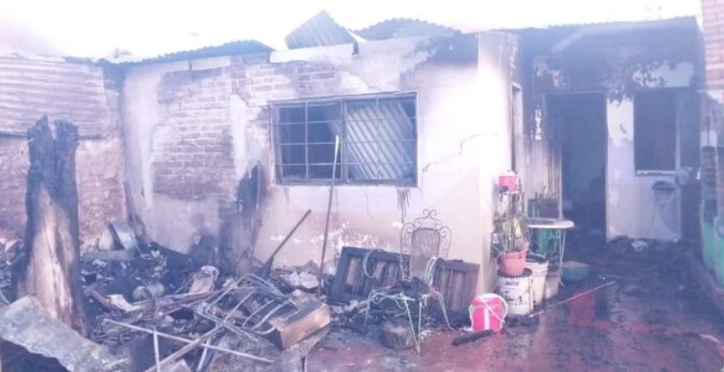 Posadas: un incendio consumió por completo una vivienda.