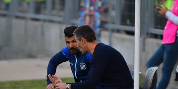 Pedro Caixinha, el nuevo DT, y su ayudante de campo Javier Gandolfi. A reperfilar objetivos (Federico López Claro).