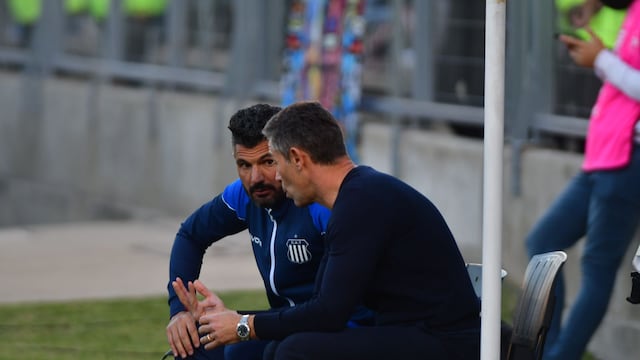 Pedro Caixinha, el nuevo DT, y su ayudante de campo Javier Gandolfi. A reperfilar objetivos (Federico López Claro).