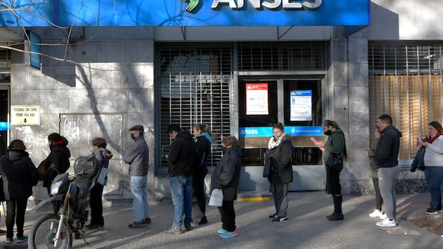 De acuerdo a la UDAI San Juan, el derrame del beneficio llegará de manera proporcional a quienes tengan una jubilación y una pensión. Imagen de archivo.