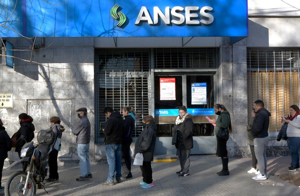 Por la creciente inflación, el Gobierno adelantaría la suba del Salario Mínimo Vital y Móvil