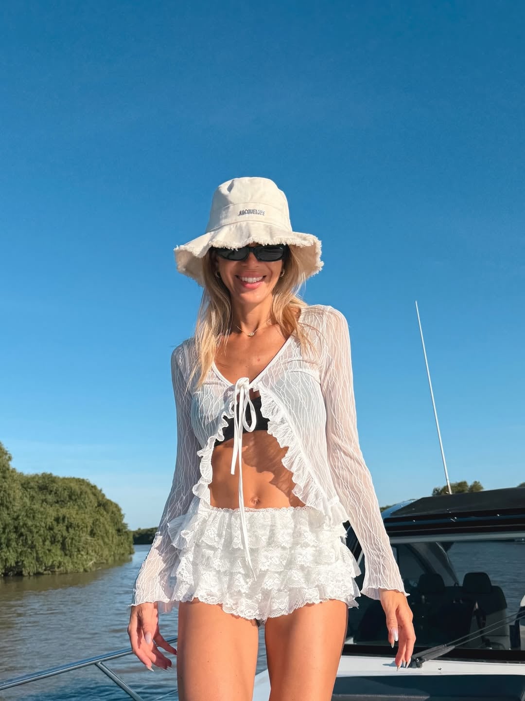 Cande Ruggeri marcó tendencia con su look de playa y sorprendió con el accesorio del verano