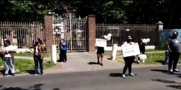 Protesta de padres en el Jardín en el que se denunció violencia de una maestra a una niña. (foto: eldiariosur.com)