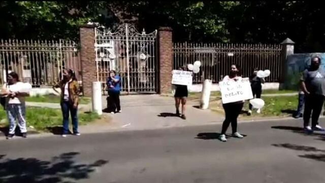 Protesta de padres en el Jardín en el que se denunció violencia de una maestra a una niña. (foto: eldiariosur.com)