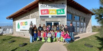 Alumnos del Jardín de Infantes Nº 913 acompañados por docentes y madres, efectuaron, este lunes, una visita al Aula Interactiva y  a  la Planta de Tratamiento, Separación y Recuperación de Residuos Sólidos Urbanos de Tres Arroyos.
