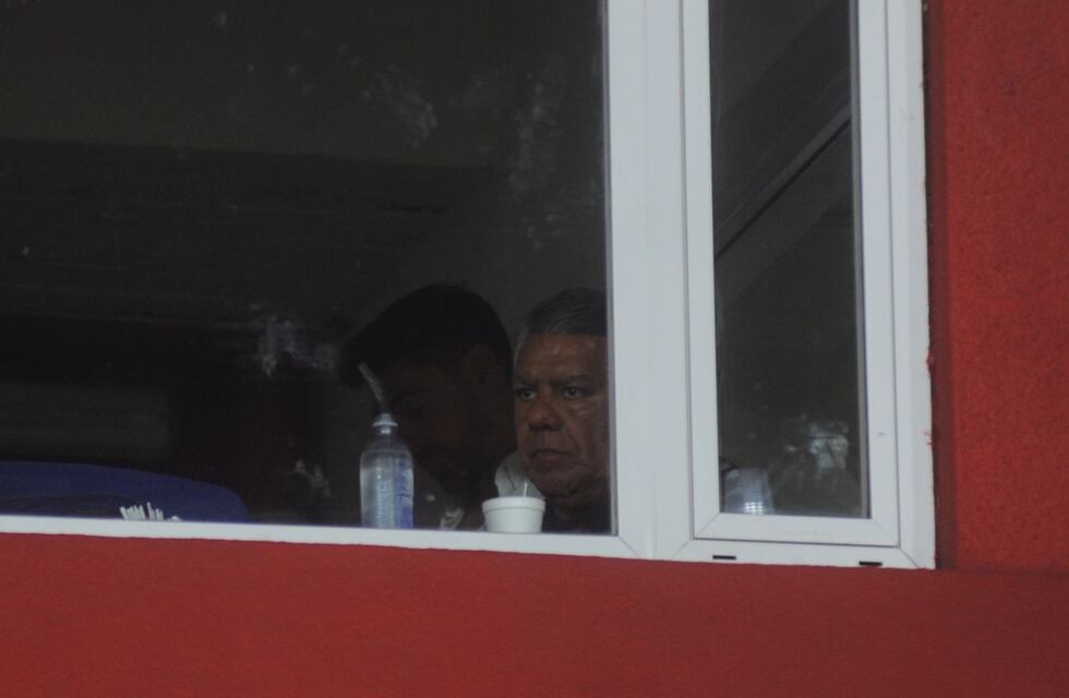 El Chiqui Tapia como hincha, en la visita de Talleres a Barracas Central