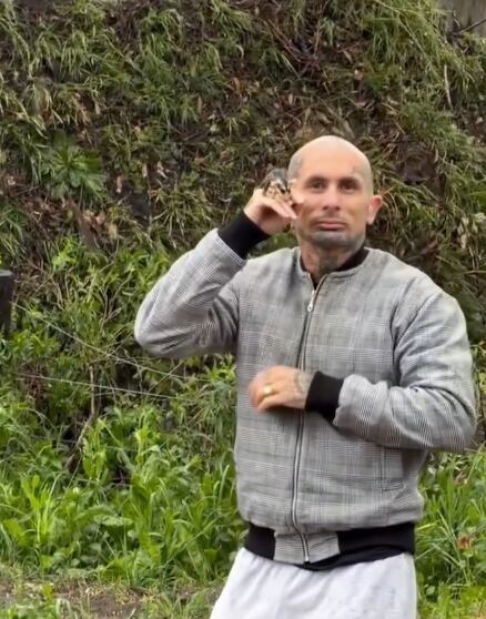 Emanuel Noir rescato una cría de comadreja tras la tormenta en Concepción del Uruguay.
