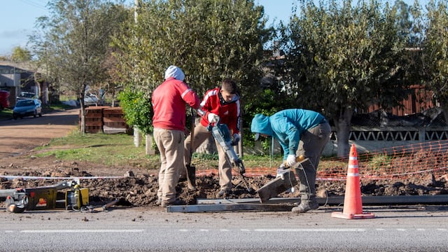 Obras Públicas de Tres Arroyos trabaja en la readecuación de bajadas de la Ruta Nº 3