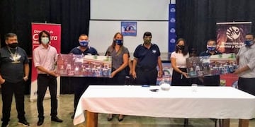 Los excombatientes entregaron el presente a las autoridades a modo de agradecimiento al Municipio.