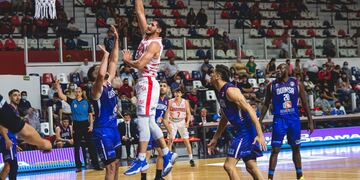 Taya Gallizzi, una de las figuras de Instituto, en un duro choque con Quimsa. (LNB / Archivo)