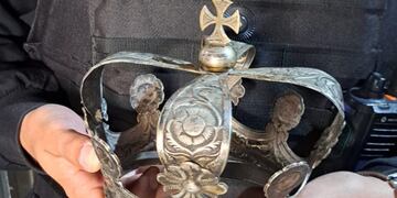 Recuperaron la corona robada a una Virgen en la Catedral de Córdoba (Policía de Córdoba).