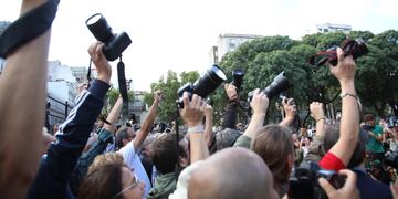 Reporteros gráficos de Rosario se expresarán en solidaridad con el fotógrafo herido de gravedad en el Congreso.