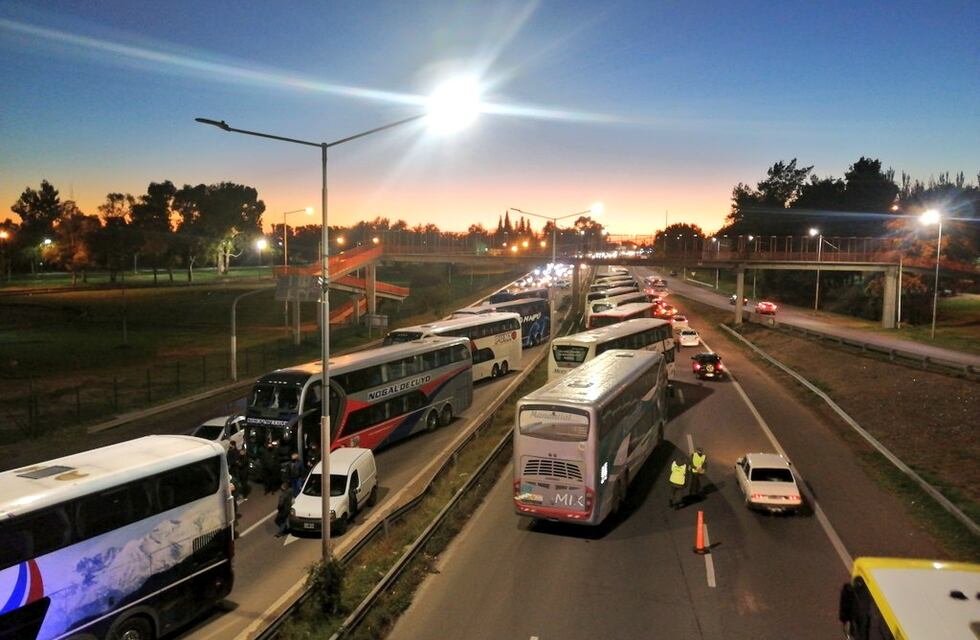 Ahora las empresas de turismo bloquearon el ingreso a la Ciudad de Mendoza