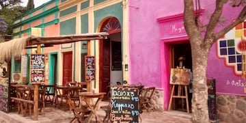 Las fachadas coloniales y coloridas rodean la plaza de San Marcos Sierras. (Foto: Agencia Córdoba Turismo)