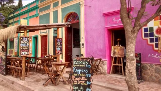 Las fachadas coloniales y coloridas rodean la plaza de San Marcos Sierras. (Foto: Agencia Córdoba Turismo)