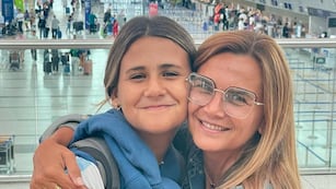 Amalia Granata llevó a su hija Uma Fabbiani al Aeropuerto Internacional de Ezeiza.