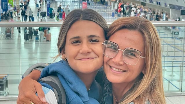 Amalia Granata llevó a su hija Uma Fabbiani al Aeropuerto Internacional de Ezeiza.