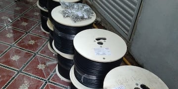 Las autoridades hallaron 27 rollos de cable coaxial en una vivienda de la zona norte. (@policia_fe)