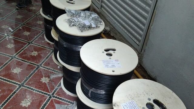 Las autoridades hallaron 27 rollos de cable coaxial en una vivienda de la zona norte. (@policia_fe)