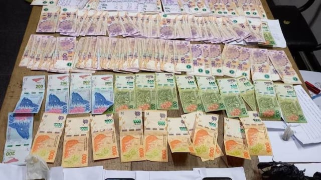 La droga entre otros elementos que la Policía secuetró en la casa donde Carlos estaba con arresto domiciliario.