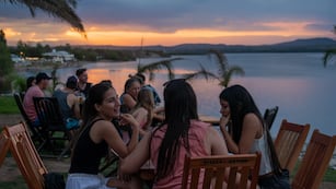 Una ciudad de Córdoba prepara un festival de dos días con música en vivo al la vera del lago, entrada gratis y diversas actividades.