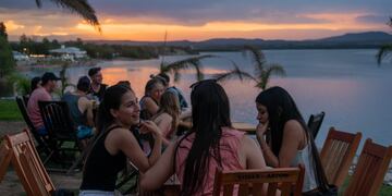 Una ciudad de Córdoba prepara un festival de dos días con música en vivo al la vera del lago, entrada gratis y diversas actividades.